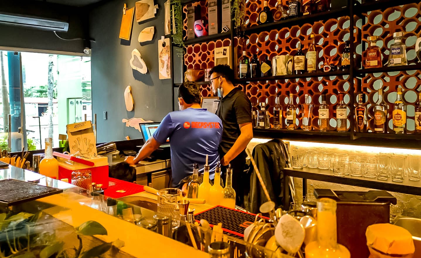 Cliente real de MEGASYSTEM - empleados trabajando con nuestro software